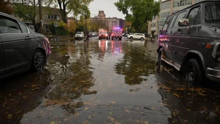 Mot i keq në New York, humbin jetën dy persona nga reshjet e dendura të shiut