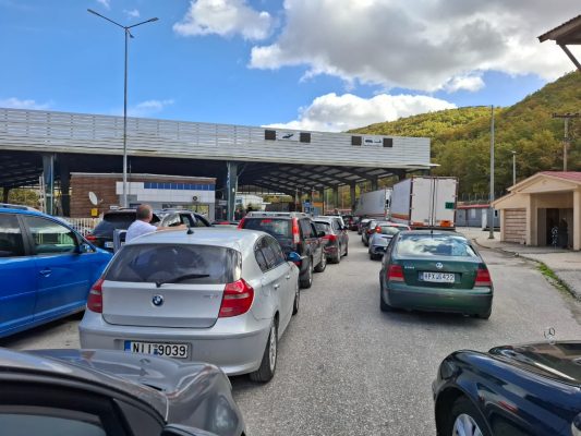 Fluks i lartë në pikën e kalimit kufitar të Kapshticës, pala greke me numër të kufizuar sportelesh