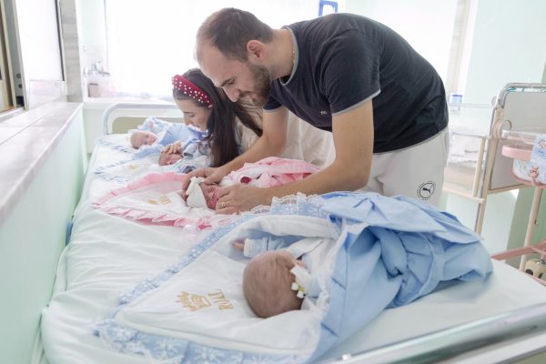 Lajm i bukur nga maternitetin “Koço Gliozheni” në Tiranë, çifti sjell në jetë katërnjakë