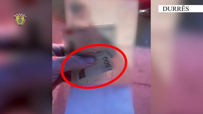 Tentoi të korruptonte policin, e pëson i riu në Durrës