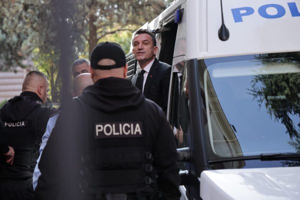 Veliaj mbërrin në Gjykatën Kushtetuese, del nga furgoni i policisë duke buzëqeshur