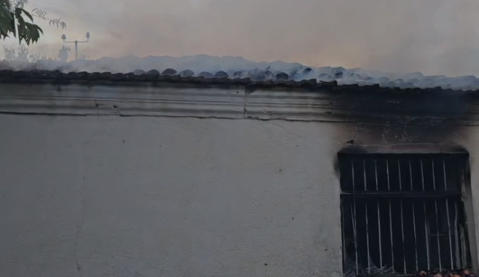 Përfshihet nga flakët banesa në Maliq, rrezikohen shtëpitë përreth