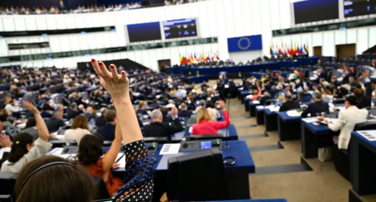 PE miraton rezolutë për “polarizimin dhe rritjen e represionit në Serbi”