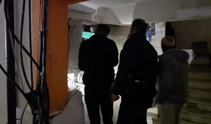Kabina elektrike merr flakë në hyrjen e pallatit në Fier, zbardhen shkaqet Kabina elektrike merr flakë në hyrjen e pallatit në Fier, zbardhen shkaqet