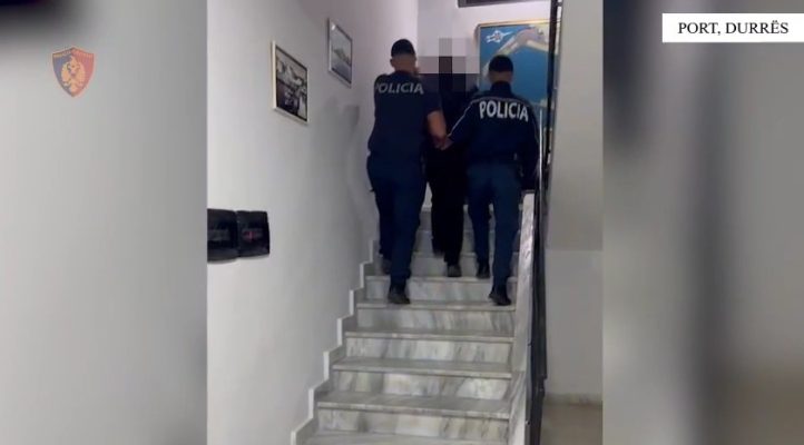 Kishte fshehur në kamion 3 persona që synonin të shkonin ilegalisht në Itali, arrestohet 47-vjeçari në Durrës Kishte fshehur në kamion 3 persona që synonin të shkonin ilegalisht në Itali, arrestohet 47-vjeçari në Durrës