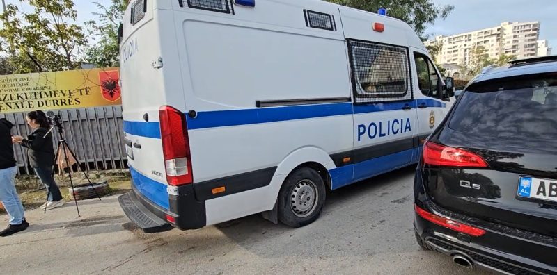 I shoqëruar nga forca të shumta policie, Erion Veliaj del nga burgu, niset drejt Tiranës I shoqëruar nga forca të shumta policie, Erion Veliaj del nga burgu, niset drejt Tiranës