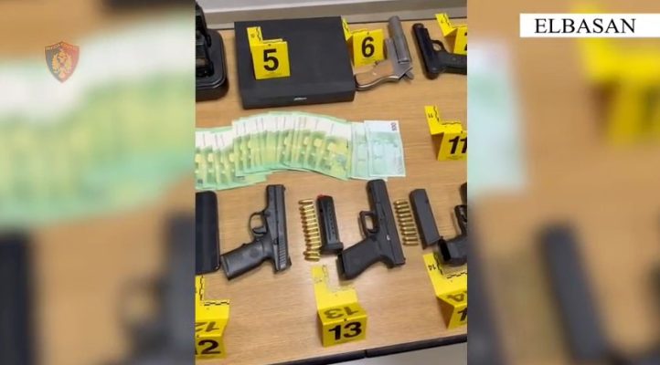 Armë, jelek policie, thika, radio! Operacion në Elbasan, arrestohen 14 persona, sekuestrohen para dhe automjete