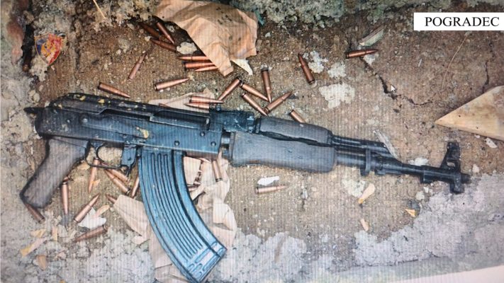 Të shtëna me armë në drejtim të një banese në Pogradec, arrestohen dy 16-vjeçarë, arma u gjet e fshehur në varreza