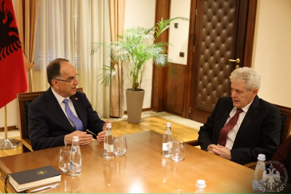 Protesta, Presidenti Begaj pret Ali Ahmetin: UÇK bën krenar çdo shqiptar