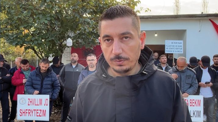 Naftëtarët, 10 ditë në grevë, punonjësit protestojnë para zyrave të “Bankers”: Plotësoni kërkesat tona!