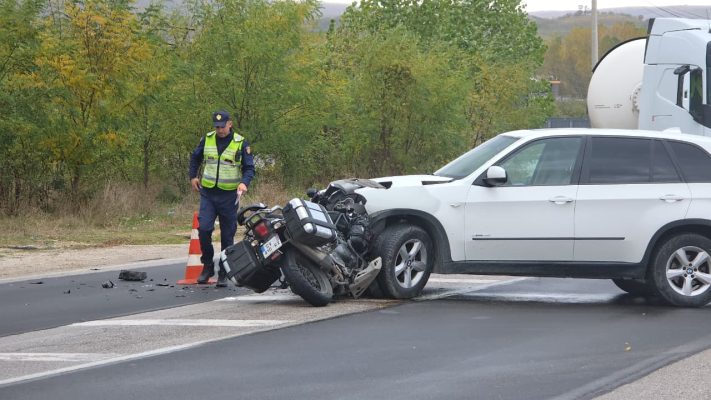 Aksident në Pogradec/ Makina përplaset me motorin, plagosen dy turistë francezë