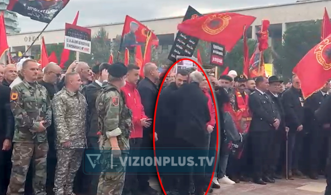“Liria ka emër”, djali i Hashim Thaçit i bashkohet protestës në sheshin “Skënderbej”