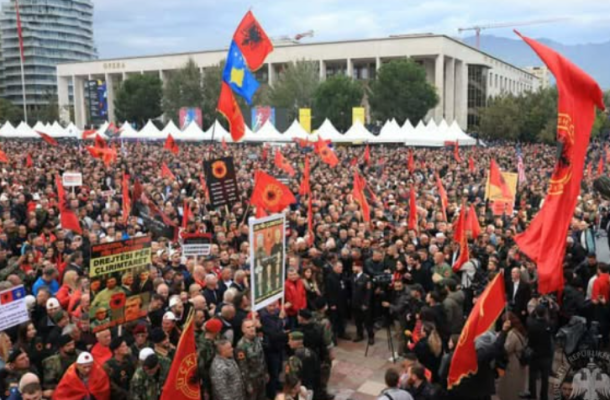 “Liria ka emër”, Begaj mbështet protestën në Tiranë: UÇK-ja është themeli i lirisë së Kosovës