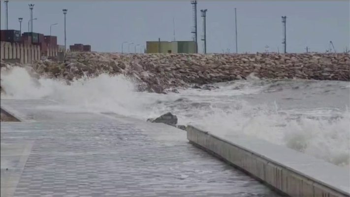 Pezullohet lundrimi në Vlorë, dallgët pritet të arrijnë lartësinë 2.5 metra
