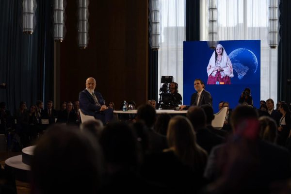 “Diella është shtatzënë”, Rama ndan lajmin nga Berlini: Pret 83 fëmijë, do kenë njohuritë e nënës së tyre “Diella është shtatzënë”, Rama ndan lajmin nga Berlini: Pret 83 fëmijë, do kenë njohuritë e nënës së tyre