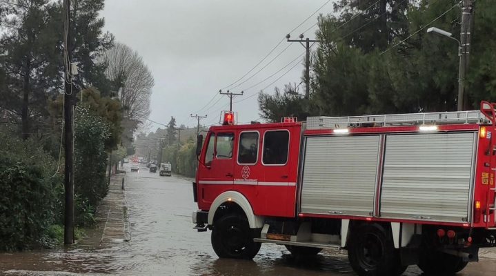 Moti i keq përfshin Greqinë, stuhitë e shiut përmbytin ishullin dhe rrëzojnë pemët Moti i keq përfshin Greqinë, stuhitë e shiut përmbytin ishullin dhe rrëzojnë pemët