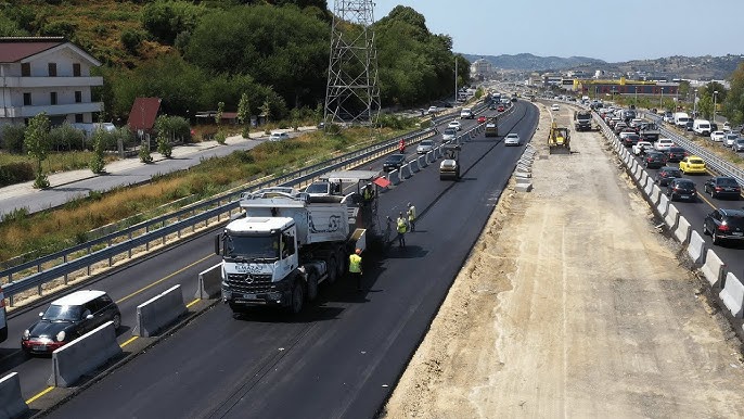 Trafik i rënduar dhe kaos, ndërpriten punimet në autostradën Tiranë-Durrës