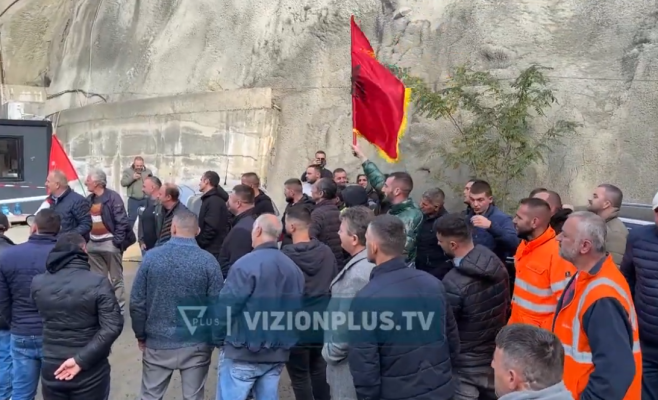 Minatorët përplasen me policinë, punëtorët në Spaç kërkojnë kushte më të mira dhe rritje të pagave