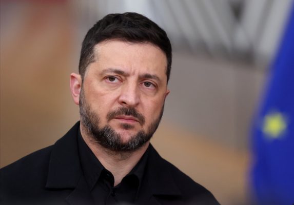 Zelensky viziton trupat e vijës së frontit