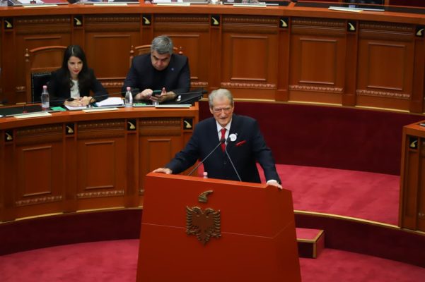 PS miratoi kalendarin për pr.buxhetin 2026, Berisha: Nuk ndodh kurrë që paketa buxhetore të vijë pa paketën fiskale! Qytetarët do nisin betejën para kryeministrisë