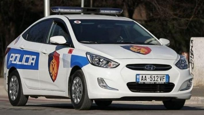 Aksident i rëndë në Rrogozhinë, i riu përplas 2-vjeçaren me makinë, e mitura ndërron jetë