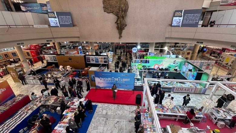 Artan Fuga   Autori më i mirë i vitit   Në panair vlerësohen edhe Muçi  Nerguti dhe Banka