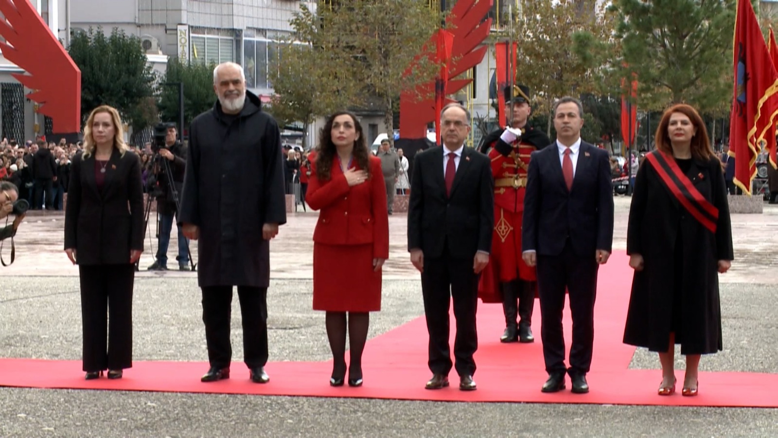 Ceremonia e flamurit në Tiranë  festime edhe në qytete të tjera me rastin e 28 nëntorit