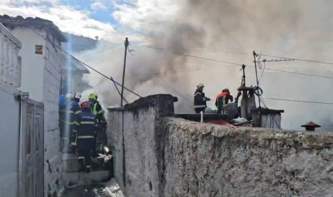 Përfshihet nga flakët një banesë në Shkodër , zjarrfikësit në vendngjarje
