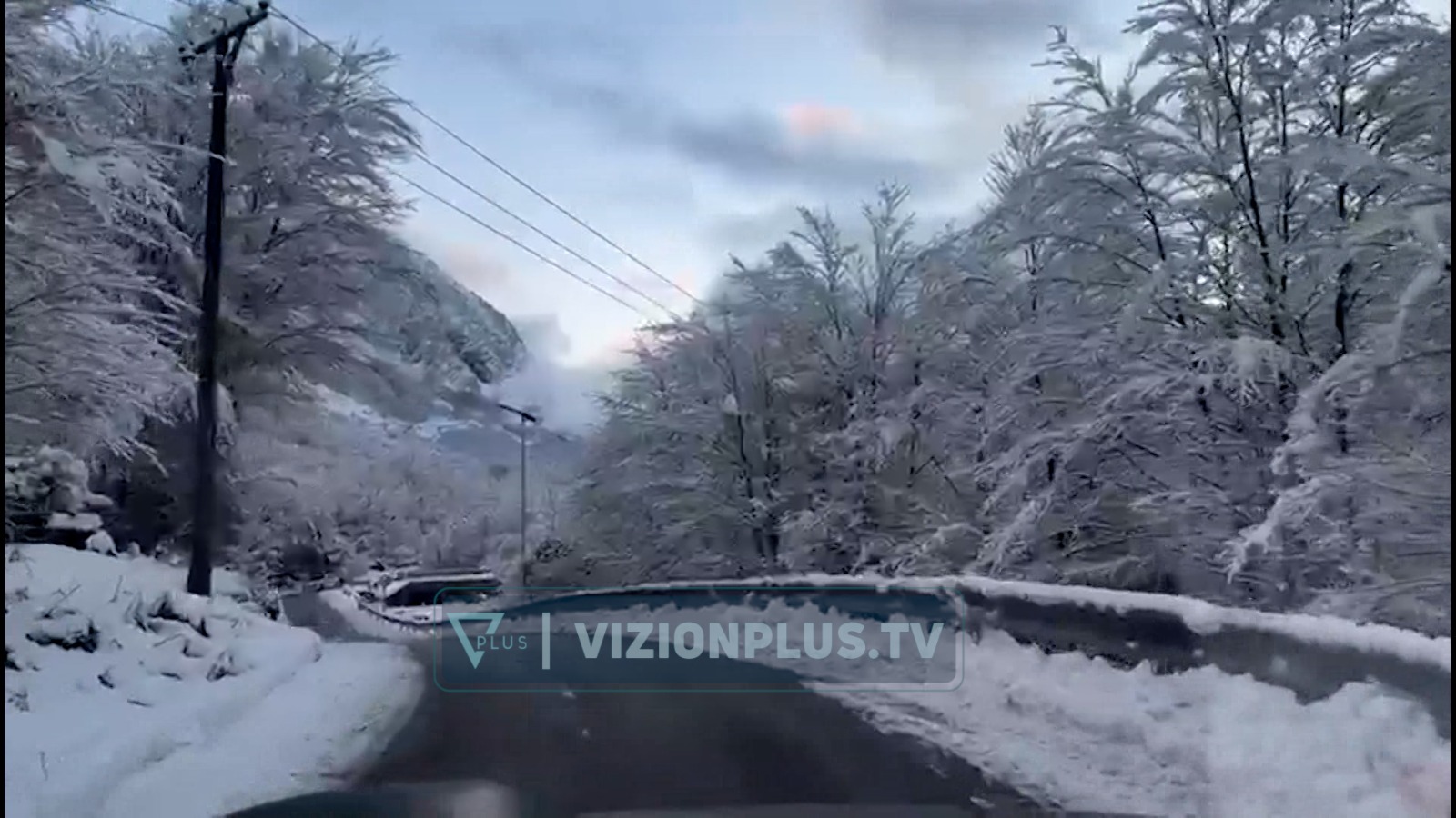 Malet mbulohen nga dëbora  reshjet krijojnë vështirësi  por rrugët janë të hapura në Dibër  Bulqizë  Mat dhe Shkodër