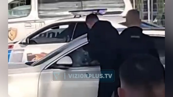 VIDEO/ U qëlluan me breshëri kallashnikovi në Rinas, policia thyen xhamat e mjetit luksoz për tu ardhur në ndihmë