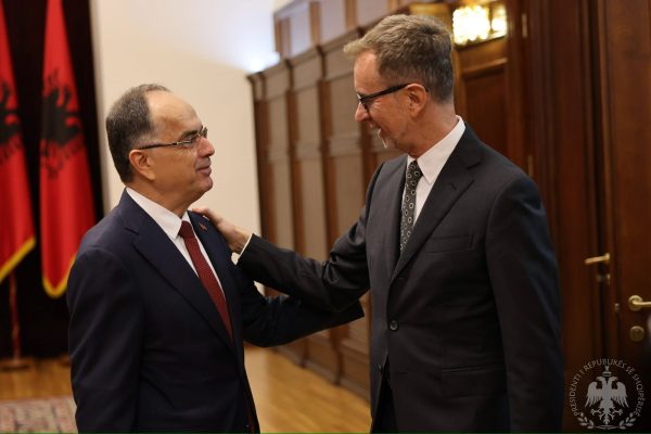 Gonzato i dorëzon Begajt Raportin Vjetor të KE-së, Presidenti thekson përkushtimin e Shqipërisë për të vijuar rrugën drejt BE-së