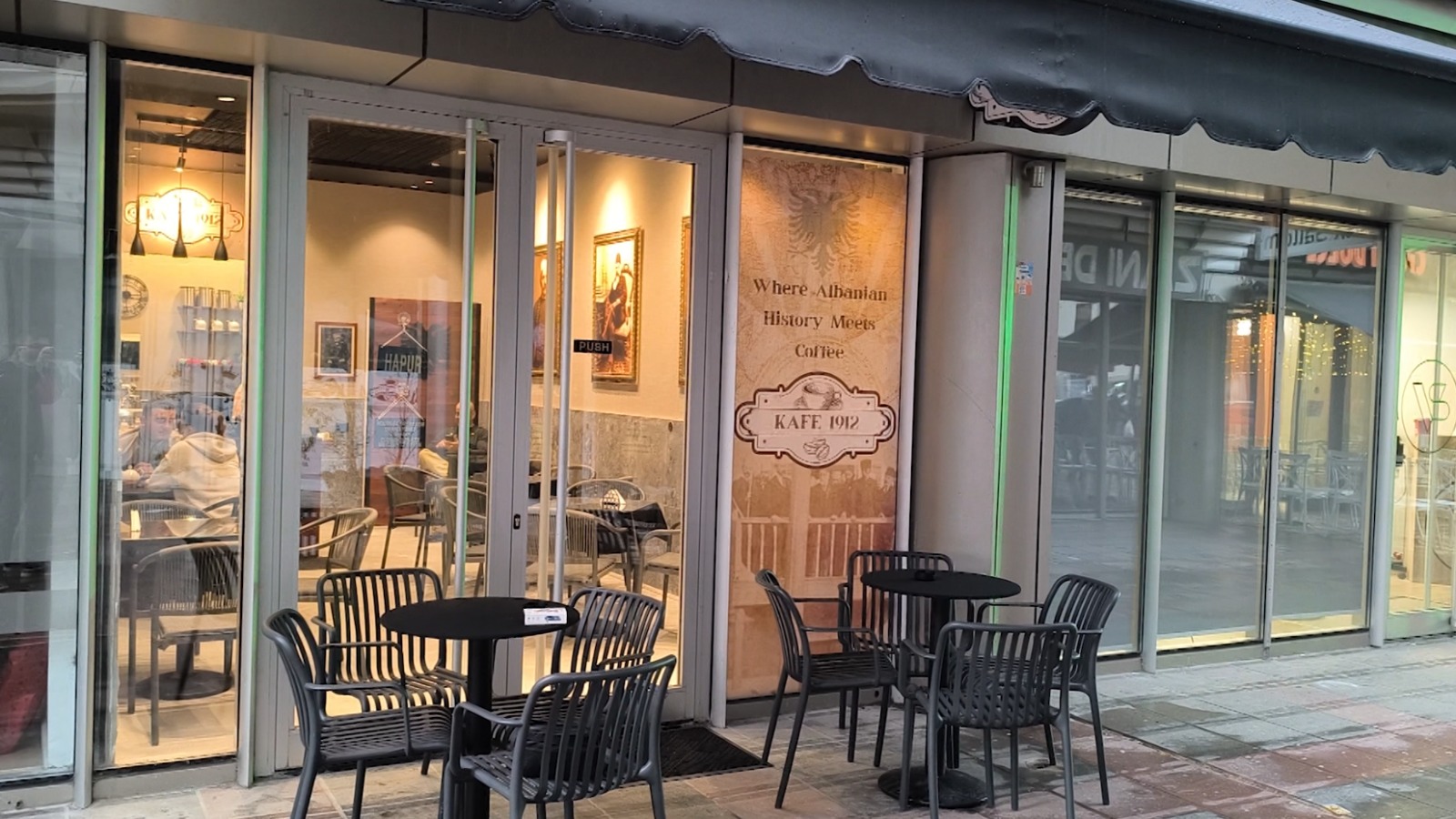 Një kafe me vitin e Pavarësisë  sipërmarrësi amerikan zgjedh vitin 1912 për emrin e lokalit  E dua Shqipërinë