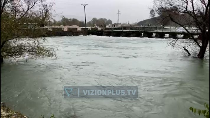 Liqeni i Viroit arrin nivel kritik për shkak të reshjve, rrezik përmbytjesh në Gjirokastër