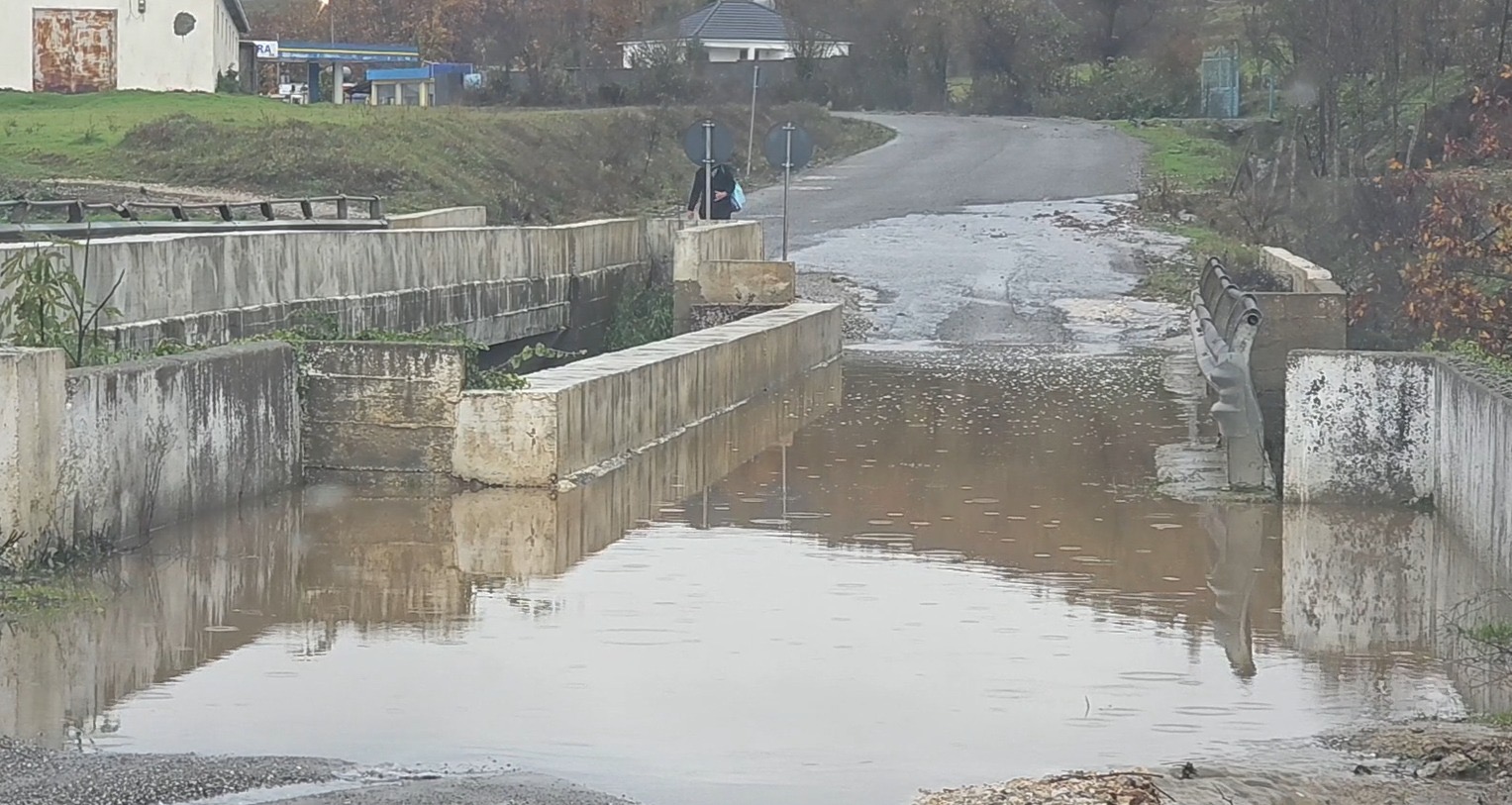 Moti i keq shkakton probleme me rrugët nacionale  Aksi Burrel   Rrëshen gati i pakalueshëm