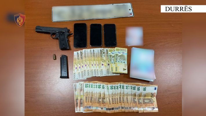 Arrestohen dy të rinj në Durrës, lëviznin të armatosur, makina e blinduar me targa ruse false