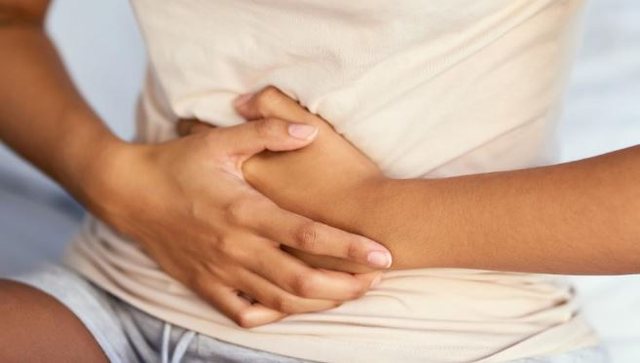 Përse dhemb stomaku kur ushqimi ju bie rëndë? Shkaqet dhe trajtimet natyrale