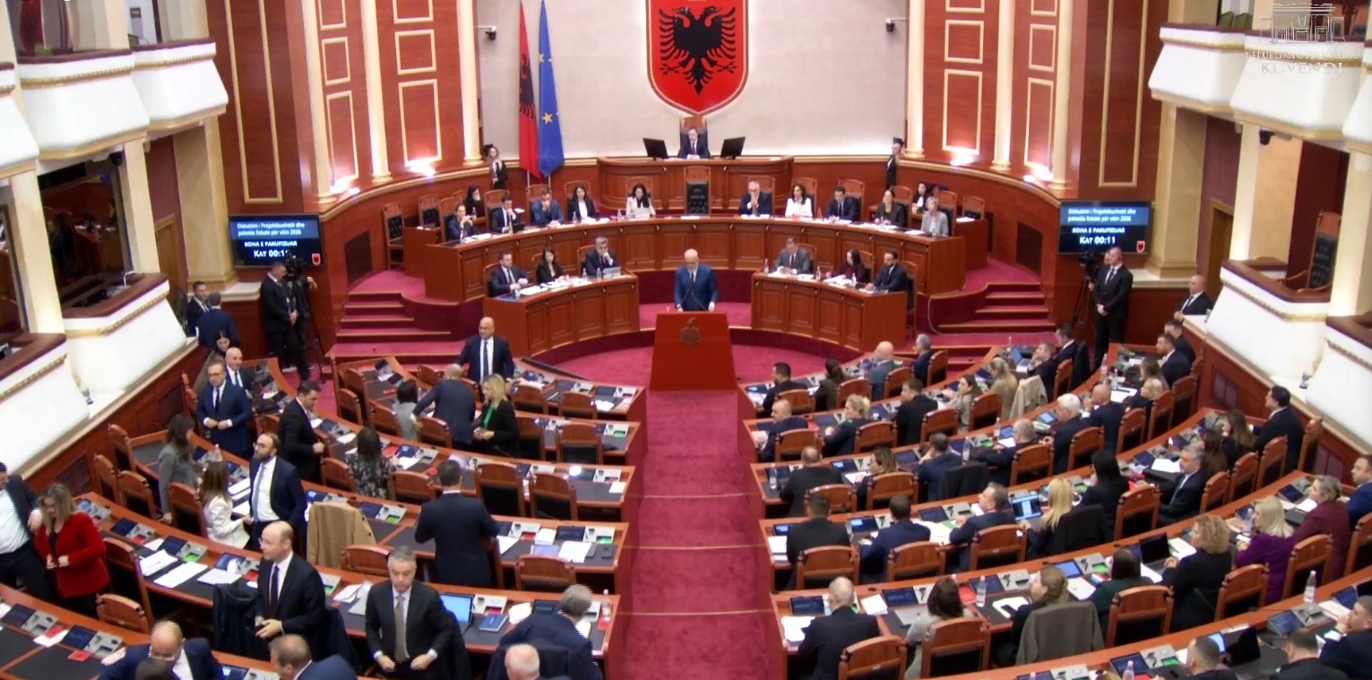 Rama në Foltore  deputetët e opozitës i kthejnë kurrizin  kryeministri  Më mirë shpina se fytyra juaj