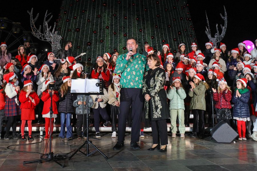 U rikthye në krye të bashkisë me vendim të Kushtetueses  Veliaj urdhër nga burgu  Nisni zbukurimin e Tiranës