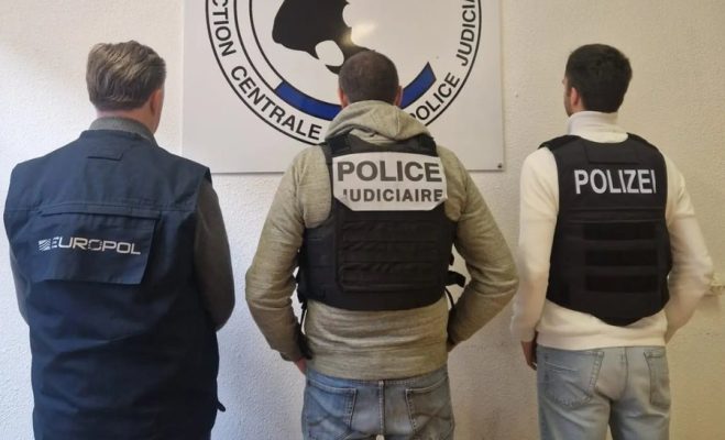 Bosi shqiptar i drogës u vodhi disa ton hashash, ish-komandot e Ushtrisë Franceze e marrin peng, Europol i arreston