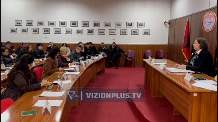 Flet qytetari që u përfshi në konflikt me këshilltarin në bashki: Turp të kenë, kjo punë nuk do ngelet këtu