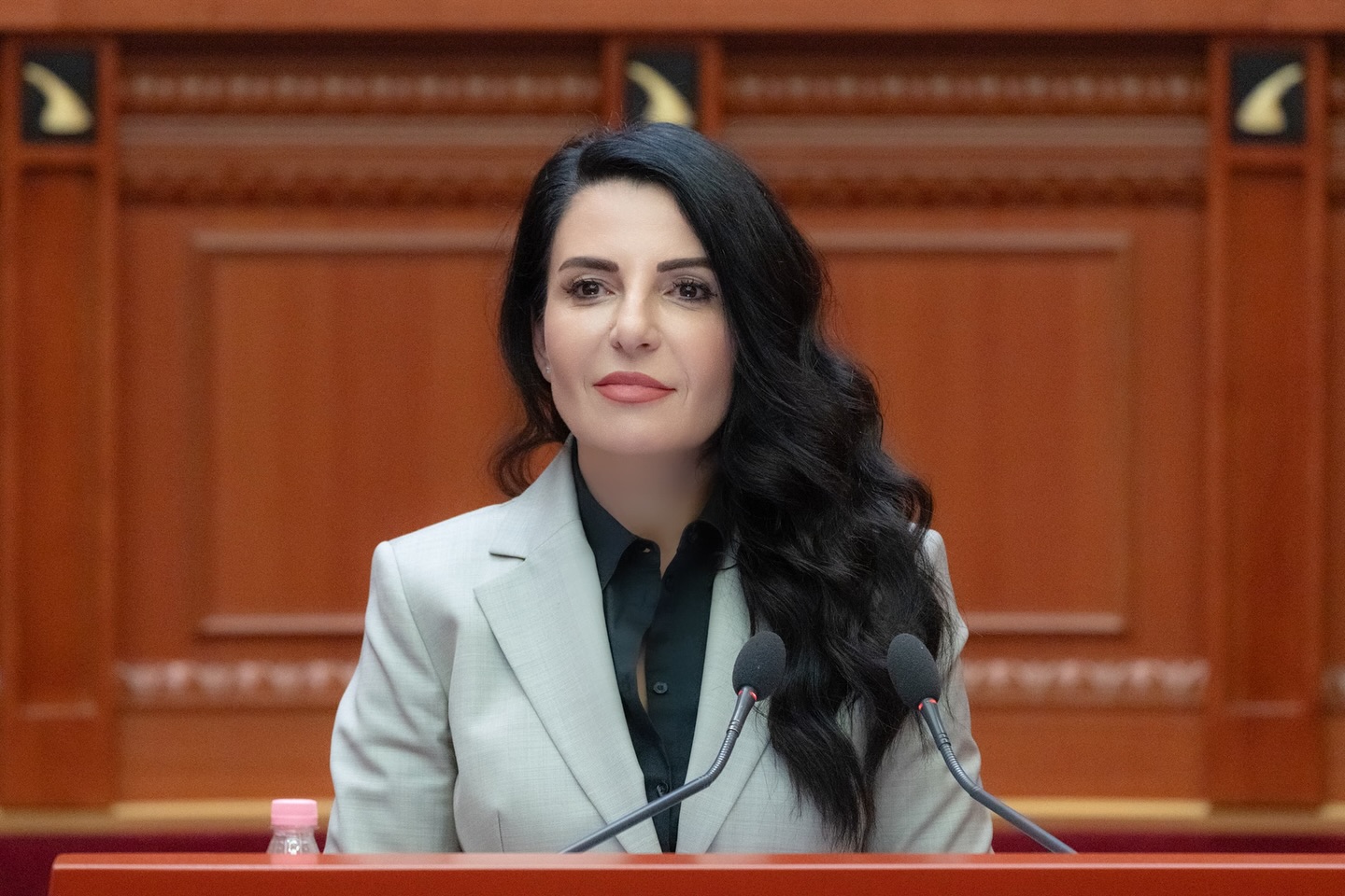 Kushtetuesja rrëzon GJKKO  kthen në detyrë Belinda Ballukun