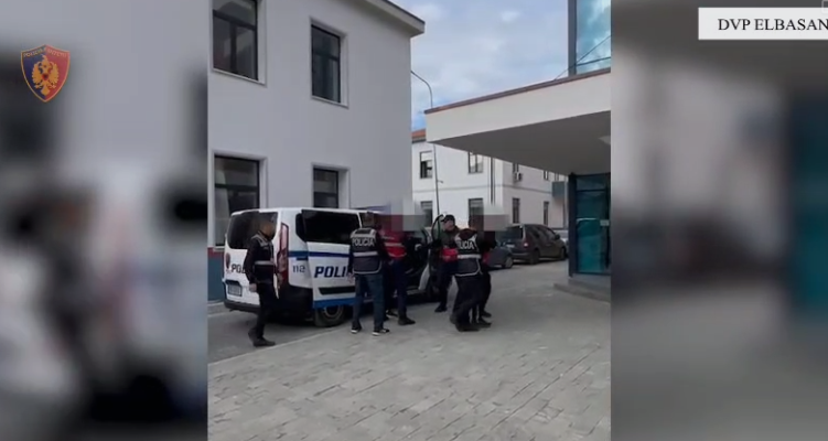 “Terreni”/ Shpërndanin lënë narkotike, arrestohen 4 persona në Elbasan, 2 nën hetim