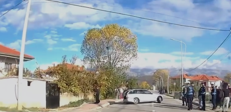 VIDEO/ Përplasen dy automjete në rrugën Pogradec-Tushemisht