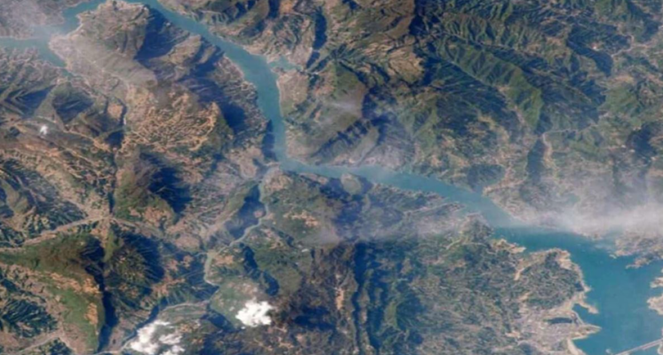 Japonia mposht Kinën, arrin mrekullinë e shndërrimit të ujit të kripur në energji