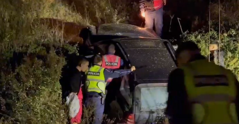 Aksident në autostradën Vlorë-Levan/ Makina përfundon në kanal, plagosen 5 persona