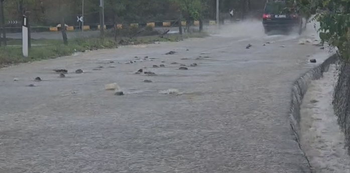 Reshjet shkaktojnë përmbytje! Uji vërshon në banesa, vështirësohet qarkullimi