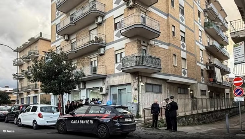 E rëndë  25 vjeçari vret motrën dhe merr në kamer nënën për t i treguar trupin e pajetë