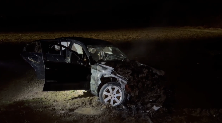 Aksident në aksin Maliq–Pojan, shoferi humb kontrollin e makinës dhe përmbyset! Mjeti merr flakë, dy persona në gjendje të rëndë