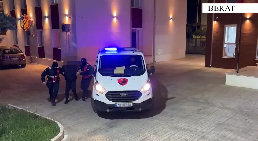 Siguronin kanabis dhe e  sistemonin  me doza në shtëpi për ta shitur  arrestohet 21 vjeçari në Berat