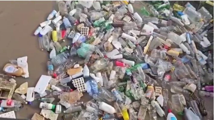 Mbetjet plastike e kashtore në lumin Devoll po përkeqësojnë situatën e përmbytjeve në Maliq